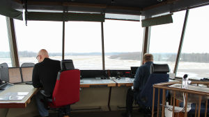 Klaus Sundman och Timo Kasurinen och övervakar trafiken. De får inte betalt. Övervakare i kontrolltornet på Malms flygplats - Klaus Sundman och Timo Kasurinen