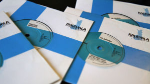 Kalevala Recordsin vinyylisinglelevyjä lähikuvassa.