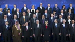 Gruppfoto på ministrarna på mötet. Rex Tillerson i nedre raden i mitten med gråtonad slips, Jussi Niinistö i översta raden ovanför honom, i randig slips. Gruppfoto av ministrar vid mötet som ska bekämpa terrornätverket IS.