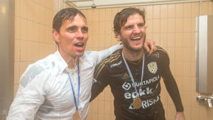 Simo Valakari och Mehmet Hetemaj firade ligaguldet 2015 i duschen. Simo Valakari och Mehmet Hetemaj firar ligaguldet 2015 i duschen.