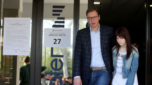 Aleksandar Vučić lämnar vallokalen i Belgrad tillsammans med dottern Milica. Aleksandar Vucic lämnar sin vallokal i Belgrad tillsammans med dottern Milica.