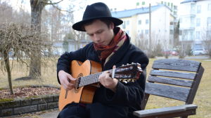 Erik Sjöholm är hemma i Vasa och har spelning på Ritz 7.4.2017. Erik Sjöholm spelar gitarr