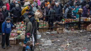Låga oljepriser och sanktioner bidrar till ökande fattigdom. Der har lett till att allt fler dras till illegala loppmarknader i till exempel Moskva Låga oljepriser och sanktioner bidrar till ökande fattigdom vilket har lett till att allt fler dras till illegala lopptrog i till exempel Moskva