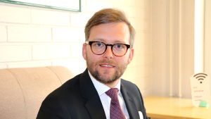 Ålands riksdagsledamot Mats Löfström. Mats Löfström sitter på en stol.