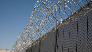 Taggtråd ovanför en fängelsemur i Arizona, USA.