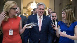 Republikanernas ledare i representanthuset Kevin McCarthy omringades av journalister i USA:s kongressbyggnad på onsdagen. Kevin McCarthy omringades av journalister i USA:s kongressbyggnad i går.