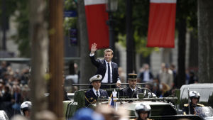Emmanuel Macron åker längs Champs-Élysées med militäreskort efter installationsceremonin. Emmanuel Macron åker längs Champs-Élysées med militäreskort efter installationsceremonin.