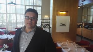 Niclas Sjöskog har ungefär 70 kor. Niclas Sjöskog är mjölkproducent i Pedersöre