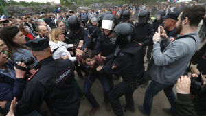 Oppositonsdemonstranter angreps av kravallpoliser i i flera städer i somras, bland dem Moskva Kravallpolis gick till attack på många håll såsom i Moskva där över 700 demonstranter greps