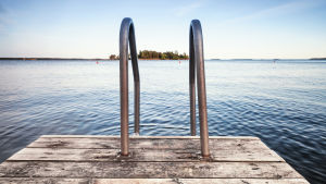 Om det blir många algrika somrar efter varandra kanske folk söker sig till bort från havet. Brygga med simstege.