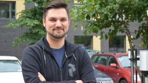Simon Bergman kan tänka sig att använda tjänsten för att parkera, men vill inte av principskäl hyra ut sin egen plats. En man i mörkblå luvtröja i halvfigur, i bakgrunden ser man ett höghus och parkerade bilar.