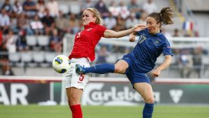 England föll 0–3 mot Frankrike vid EM 2017. Sophie Bradley och Gaetane Thiney kämpar om bollen vid EM 2013.