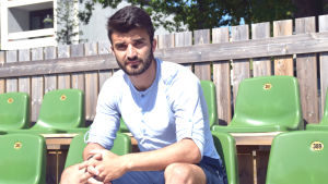 Felix de Bona stortrivs i Ekenäs och EIF. EIF:s Felix de Bona sitter på läktaren.