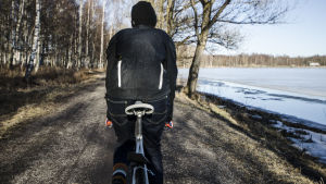 Cykeljackan hindrar att du får grus i rumpan när du glömt stänkskärmen. Petters nötta jacka är så gammal att den kommer från tiden när Lance Armstrong och gula detaljer var ett säljande argument. Cyklist