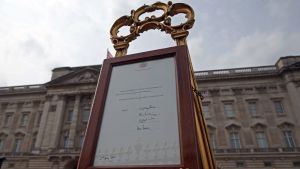 En tavla utanför Buckinham Palace informerade om prinsessans födsel. Prins Williams och hertiginnan Catherines andra barn, en dotter, föddes den 2 maj 2015.