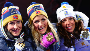 Trion Bjørgen, Johaug och Kalla på pallen efter 30 kilometer i VM i Falun förra vintern. Marit Björgen, Therese Johaug och Charlotte Kalla, VM i Falun 2015.