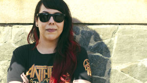 Patty: Metal har alltid varit min tillflykt när jag har känt mig nere eller deprimerad. Musik generellt men speciellt metal har jag alltid känt en koppling till för människorna är så fantastiska. De förstår. Det är svårt att lämna sitt land och jag lämnade både vänner och familj för ett främmande land där jag inte ens kan språket. Jag kom hit för att gifta mig, men det är ändå svårt. Metal har verkligen hjälpt mig med det. Jag har bara varit här två veckor men det här är min terapi, det är perfekt. Musiken och människorna. Patty på Tuska 2016