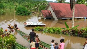 Klimatförändringen väntas föra med sig både torka och extrema översvämningar på Fiji. Den här familjen i Sigatoka blev evakuerad undan en översvämning 2009. Klimatförändringen väntas föra med sig både torka och extrema översvämningar på Fiji. Den här familjen i Sigatoka blev evakuerad undan en översvämning 2009.