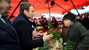 Emmanuel Macron diskuterar med en torghandlare i Poitiers, i centrala Frankrike, på lördagen 29.4.2017. Emmanuel Macron diskuterar med en torghandlare i Poitiers, i centrala Frankrike, på lördagen 29.4.2017