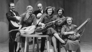Fr.h Otto Palmgren, Maynie Sirén, Tor Pulkkis, Bodil Sandman, Nanny Westerlund och Ebba Löfström 1953 Konsertgrupp ur Visans Vänner i Helsingfors 1953