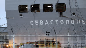 De två Mistralfartygen hade redan fått sina ryska namn. Här "Sevastopol". Mistral-fartyget Sevastopol som byggdes för Ryssland i Frankrike.