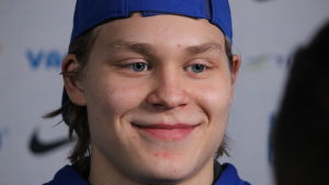 Kasper Björkqvist förundrade sig över okunskapen i Sverige om finlandssvenskar. Kasper Björkqvist spelare i fjärde kedjan vid JVM.