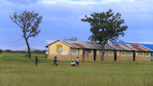Här gick Francis i skola som liten. Men då fanns bara tak byggda på skrangliga pinnar. Husen kom först efter kriget. skola i norra uganda