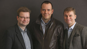 Historikerna Marko Tikka, Aapo Roselius och Oula Silvennoinen har skrivit boken om finska fascister. Oula Silvennoinen, Aapo Roselius och Marko Tikka har skrivit boken om de finländska fascisterna.