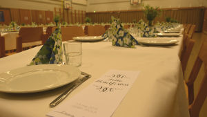 Dukat bord med servetter blommor och tallrikar på Lilla nobelfesten i Gerby skola