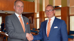 Stadsdirektörerna Tom Simola och Denis Strandell är nöjda med samarbetet. Raseborgs stadsdirektör Tom Simola och Hangös stadsdirektör Denis Strandell skakar hand.