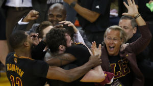 Cleveland var uträknade flera gånger om – men reste sig alltid. Cleveland firar finalsegern över Golden State.