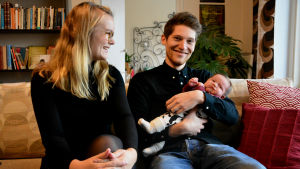 Markus Bergfors och Petronella Nordman blev föräldrar till Roy för snart två månader sedan. Bergfors vill uppmana alla pappor att ha en närvarande roll i sina barns liv - inte bara i det roliga. Petronella Nordman och Markus Bergfors sitter i en soffa och skrattar. I famnen håller Markus två månader gamla sonen Roy.