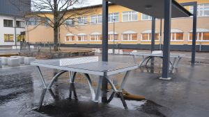 Tom skolgård vid Lyceiparkens skola. Två bordtennisbord på Lyceiparkens skolas gård.