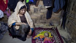 Nur Begam sörjer sin döda son i ett flyktingläger för rohingyas i Teknaf, Bangladesh 26.11.2016 Nur Begam sörjer sin döda son i ett flyktingläger för rohingyas i Teknaf, Bangladesh 26.11.2016