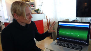 Teemu Arina studerar sitt så kallade HRV-värde, och hur det har varierat. Grafen visar att han hade ökad risk att bli sjuk i början av december, tolkar han. Teemu Arina