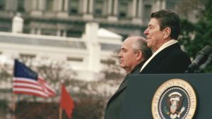 Trots sitt motstånd mot kommunismen lyckades Ronald Reagan föra en dialog med Sovjet. Kommer Donald Trump att lyckas föra dialog med sina motståndare? undrar Torvalds. Bild på Ronald Reagan och Michail Gorbatjov