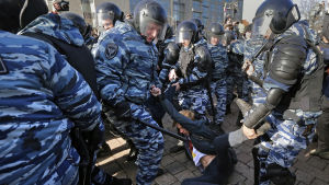 Rysk kravallpolis griper demonstrant under protesten i Moskva 26.3.2017 Rysk kravallpolis griper demonstrant under protesten i Moskva 26.3.2017