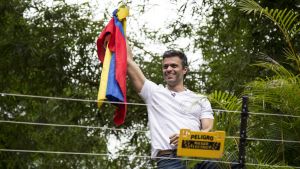 Här har Leopoldo Lopez nyligen släppts från fängelse för att sitta i husarrest den 9 juli i år. Leopoldo Lopez är oppositionsledare i Venezuela.