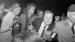 Yhdysvaltalainen näyttelijä Ryan O´Neal vierailulla Suomessa 1970, oikealla puolellaan ohjelmajärjestäjä Tauno "Tappi" Suojanen.