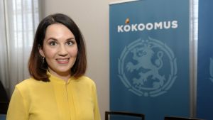 Miljöminister Sanni Grahn-Laasonen vill se ett frivilligt samarbete med markägarna. Sanni Grahn-Laasonen