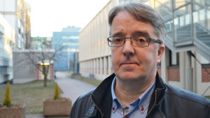 Stefan Sjöblom är professor vid Svenska social- och kommunalhögskolan. Han har ingen koppling till varken Vasa eller Korsholm. Stefan Sjöblom, professor i kommunalförvaltning inom ämnet Statsvetenskap vid Social- och kommunalhögskolan