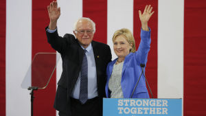 Hillary Clinton och Bernie Sanders i Portsmouth, New Hampshire den 11 juli 2016. Det var här Sanders för första gången uttryckte sitt stöd för Clinton. Hillary Clinton och Bernie Sanders i Portsmouth, New Hampshire den 11 juli 2016. Det var här Sanders för första gången uttryckte sitt stöd för Clinton.