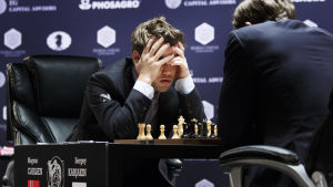 Magnus Carlsen gnuggar geniknölarna i VM-finalen i schack i New York 2016.