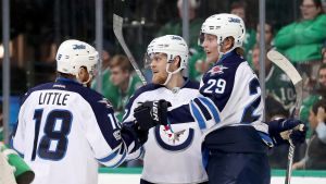 Kedjan med Little (t.v.), Ehlers och Laine har fungerat utmärkt ihop. Bryan Little, Nikolaj Ehlers och Patrik Laine firar mål, februari 2017.