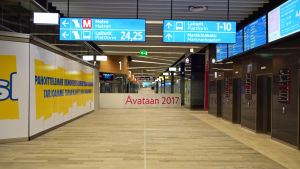 I buss- och metroterminalen väntar färdiga affärs- och kafélokaler. Den tomma buss- och metroterminalen i Mattby, med tomma affärs- och kafélokaler.