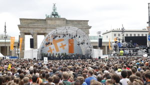 Diskussionen mellan förbundskansler Angela Merkel och USA:s förre president Barack Obama lockade en stor publik till Brandenburger Tor. Diskussionen mellan förbundskansler Angela Merkel och USA:s förre president Barack Obama lockade en stor publik till Brandenburger Tor. 25.5.2017