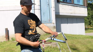Selen man använder har flera säkerhetsanordningar Andreas Bergdahl visar kitesurf utrustning