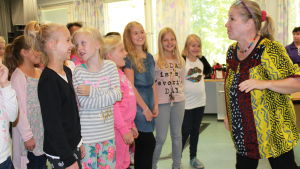 Kirkkonummelainen lapsienergia siirtyy oopperalavalle. Kirkkonummen musiikkiluokkalaiset kuuntelevat ohjaaja Eija Ahvon ohjeita