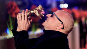 Gianfranco Rosi och Berlinalefestivalens guldbjörn. Gianfranco Rosi och hans Guldbjörn.