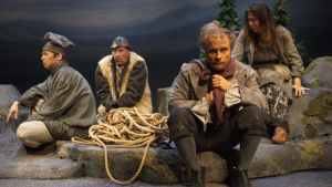 I väntan på ledaren i finska Lappland. Jan-Christian Söderholm, Pekka Huotari, Paavo Kerosuo och Jonna Nyman i Ta mig till er ledare på Lilla Teatern. I väntan på ledaren i finska Lappland. Jan-Christian Söderholm, Pekka Huotari, Paavo Kerosuo och Jonna Nyman i Ta mig till er ledare på Lilla teatern.
